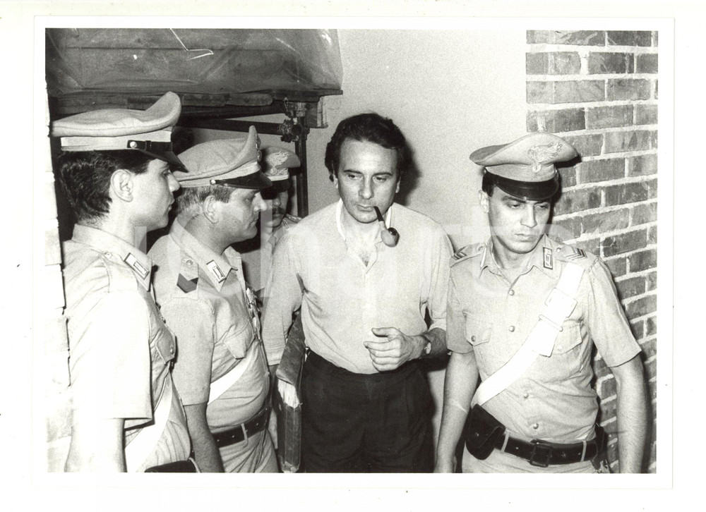 1986 Tribunale di MILANO Francesco PAZIENZA scortato dai carabinieri (3) *Foto Fotografia di agenzia.La fotografia &egrave; stata scattata in occasione degli interrogatori a Francesco Pazienza, svoltisi a Milano nel 1986.CONDIZIONI: GFORMATO: 24x18 cm  originale e autentica 1