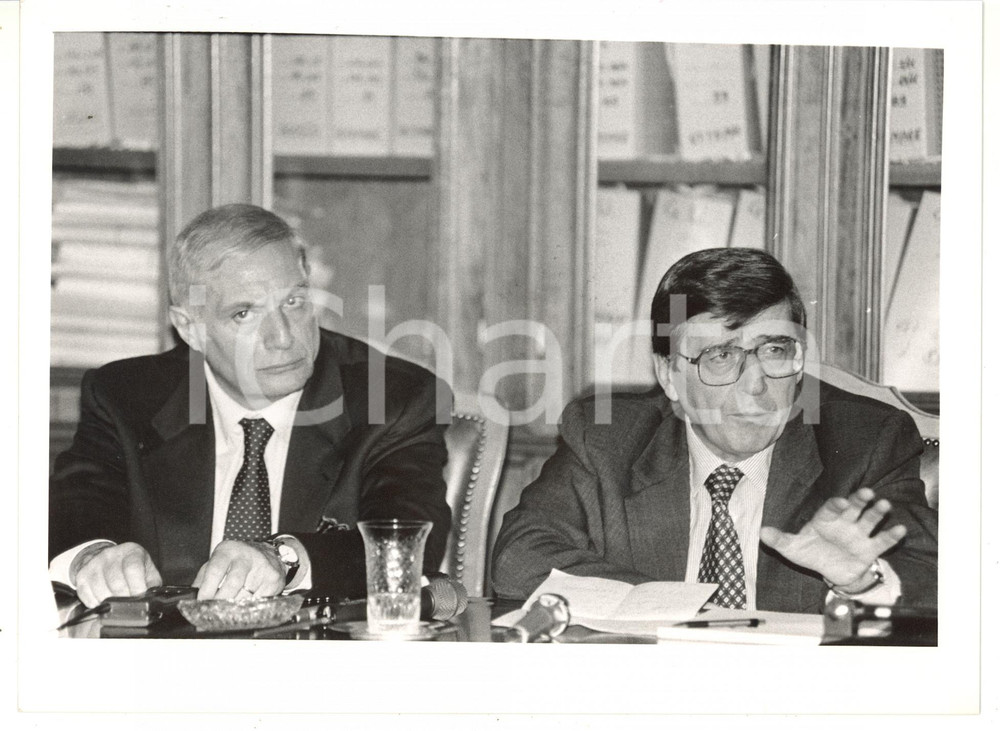 1990 ca POLITICA - ANTIMAFIA Vincenzo SCOTTI con Vincenzo PARISI Foto 24x18 cm Fotografia di agenzia. CONDIZIONI: G (ma lievi difetti di stampa)FORMATO: 24x18 cm  originale e autentica 1