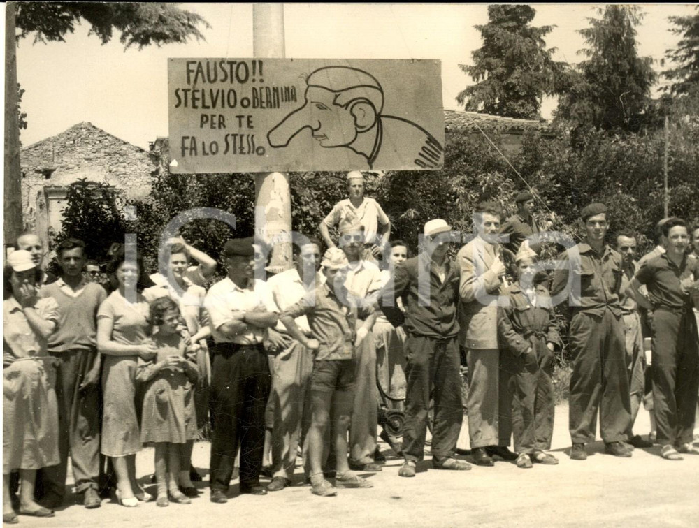 1954 CICLISMO GIRO D'ITALIA Tappa PADOVA-GRADO Cartelli pro Fausto COPPI ^Foto Fotografia d'epoca con didascalia coeva al verso. CONDIZIONI: G FORMATO: 18x13 cm      originale e autentica 1