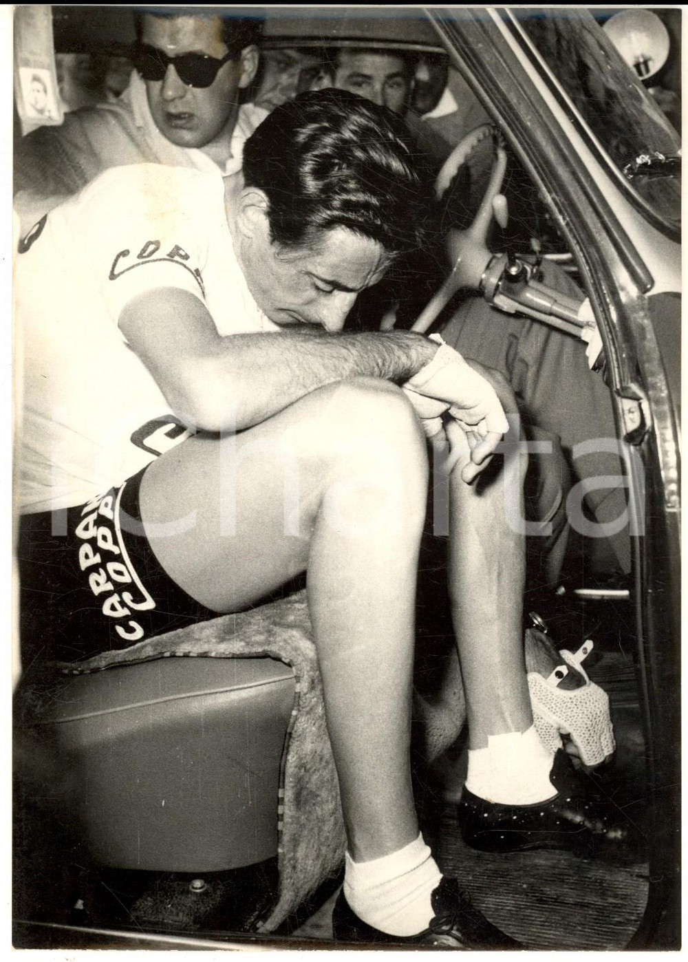 1956 CICLISMO GIRO D'ITALIA Fausto COPPI dopo il ritiro - Foto 13x18 Fotografia d'epoca con didascalia coeva al verso. CONDIZIONI: GFORMATO: 13x18 cm      originale e autentica 1