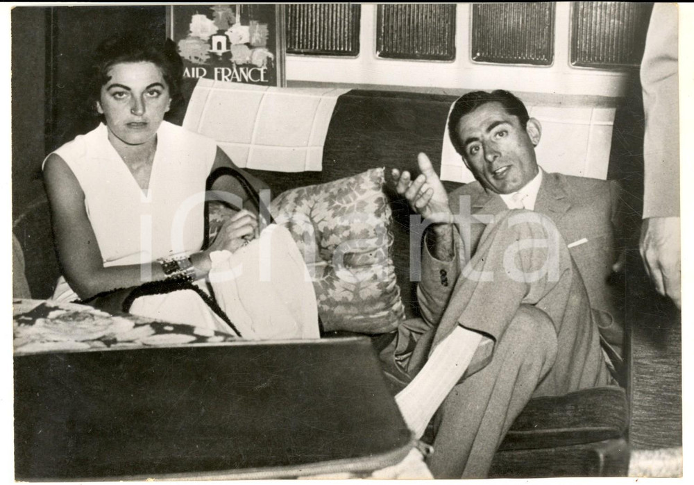 1954 MILANO Fausto COPPI con la "Dama Bianca" Giulia OCCHINI Foto 18x13  Fotografia d'epoca con didascalia coeva al verso. CONDIZIONI: G FORMATO: 13x18 cm      originale e autentica 1