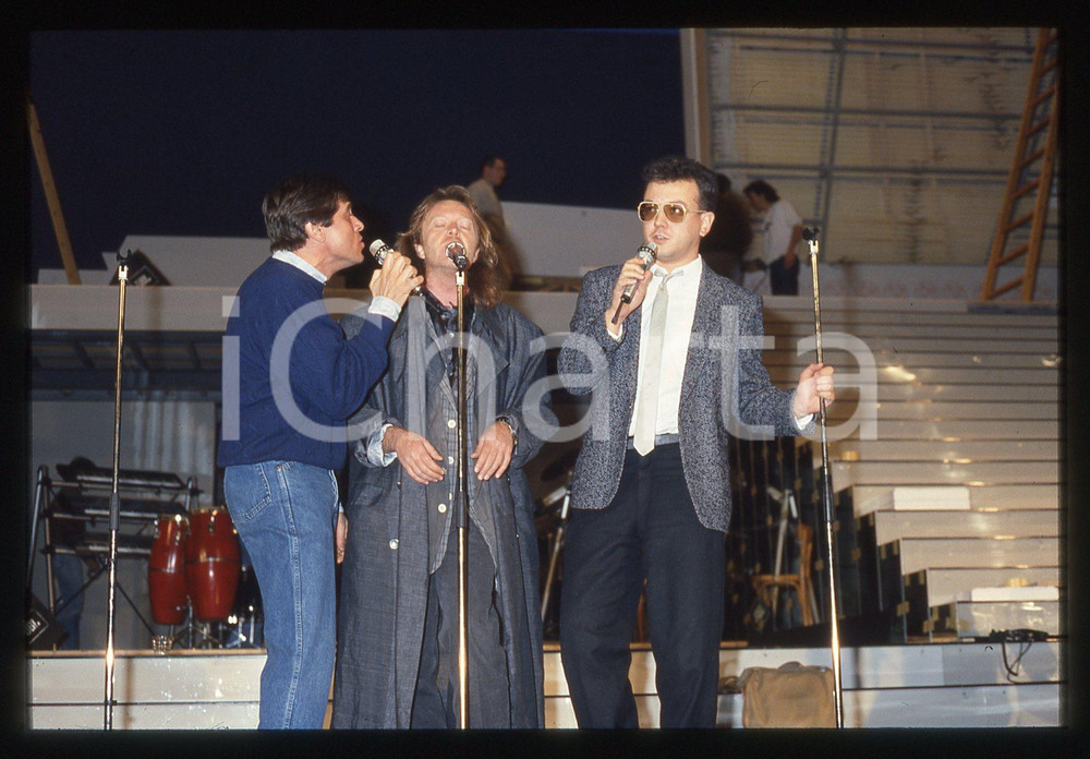 35mm vintage slide* 1987 SANREMO Umberto TOZZI Enrico RUGGERI Gianni MORANDI (1) La diapositiva si riferisce alle prove al Teatro AristonDiapositiva d'epoca, in formato 35 mm. CONDIZIONI: GOODE' severamente vietata la riproduzione. Tutti i diritti sono riservati. ICharta mette in vendita, sul negozio eBay e in esclusiva sul sito "icharta" il proprio archivio composto da numerose diapositive e negativi fotografici d'epoca, tutti originali e autentici, che attraversano la storia del costume italiano tra gli la fine degli anni Sessanta e Novanta.Si tratta di uno sguardo inedito sull'attualit&agrave;, la politica, la vita quotidiana, il gossip e la cultura, che fotografa il cambiamento della nazione in quest'ultimo scorcio del XX secolo. Un'occasione unica per il mercato del collezionismo, che vede finalmente disponibile un archivio eccezionale per vastit&agrave;, tematiche e condizioni, in un settore (il negativo fotografico e la diapositiva) di assoluta novit&agrave; e dalle interessanti prospettive di investimento.  originale e autentica 1