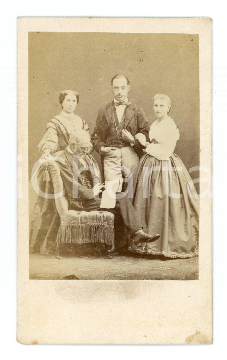 Fotografia d epoca originale 1890 ca PAVIA Famiglia con patriarca  Foto B. RAIMONDI  CDV 1