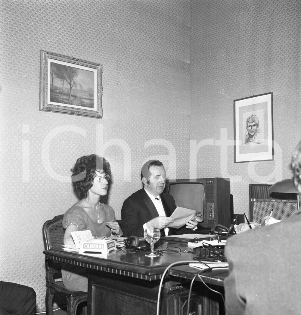 1971 FESTIVAL DI SANREMO Ezio RADAELLI nel proprio ufficio NEGATIVO ORIGINALE 1 Negativo originale in bianco e nero su pellicola.  E' SEVERAMENTE VIETATA LA RIPRODUZIONE.TUTTI I DIRITTI SONO RISERVATI.ICharta mette in vendita, sul negozio eBay e in esclusiva sul sito "icharta" il proprio archivio composto da numerose diapositive e negativi fotografici d'epoca, tutti originali e autentici.Si tratta di uno sguardo inedito sull'attualità, la politica, la vita quotidiana, il gossip e la cultura, che fotografa il cambiamento della nazione (e non solo) tra il 1890 ed il 1990 circa. Un'occasione unica per il mercato del collezionismo, che vede finalmente disponibile un archivio eccezionale per vastità, tematiche e condizioni, in un settore (il negativo fotografico e la diapositiva) di assoluta novità e dalle interessanti prospettive di investimento. CONDIZIONI:FAIR/discretoFORMATO: cm 6 x 6 originale e autentica 1
