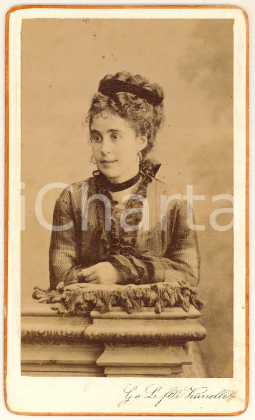 Fotografia d epoca originale 1880 ca MILANO  Giovane donna in abito a righine Foto F.lli VIANELLI CDV 1