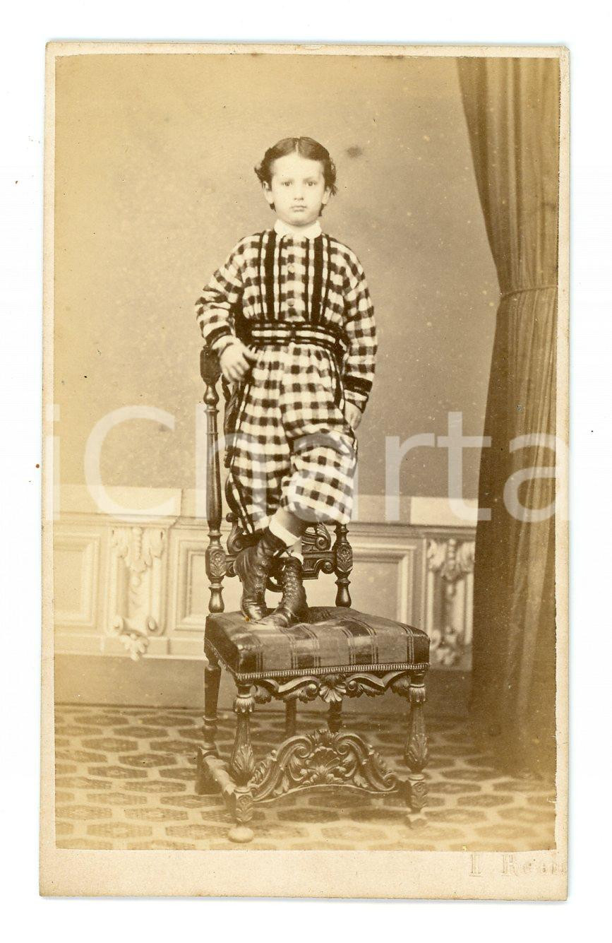 Fotografia d epoca originale 1890 ca ITALIA Bambino in piedi sulla sedia  Ritratto CDV Foto L. REALI 1