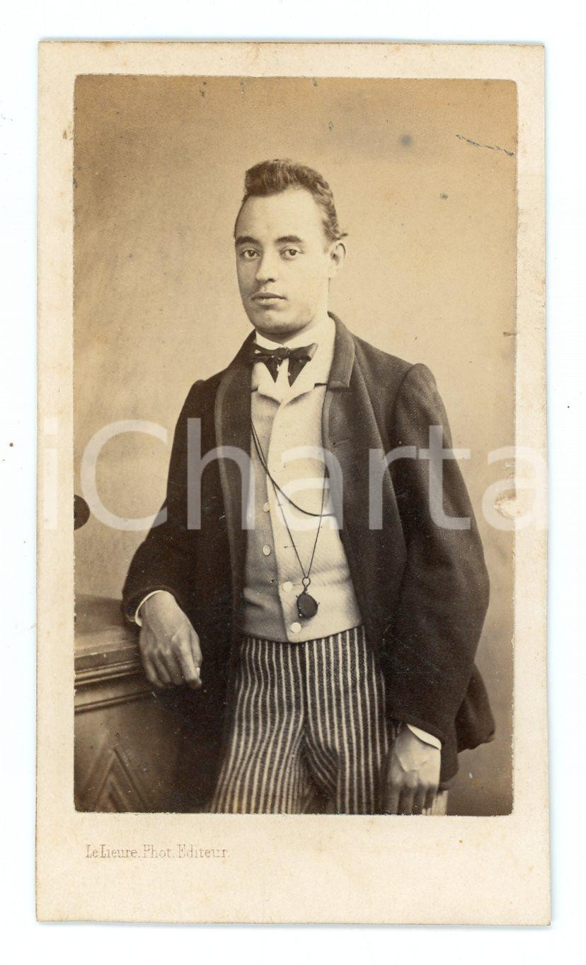 Fotografia d epoca originale 1890 ca TORINO Gentiluomo con monocolo  Ritratto CDV Foto LE LIEURE 1