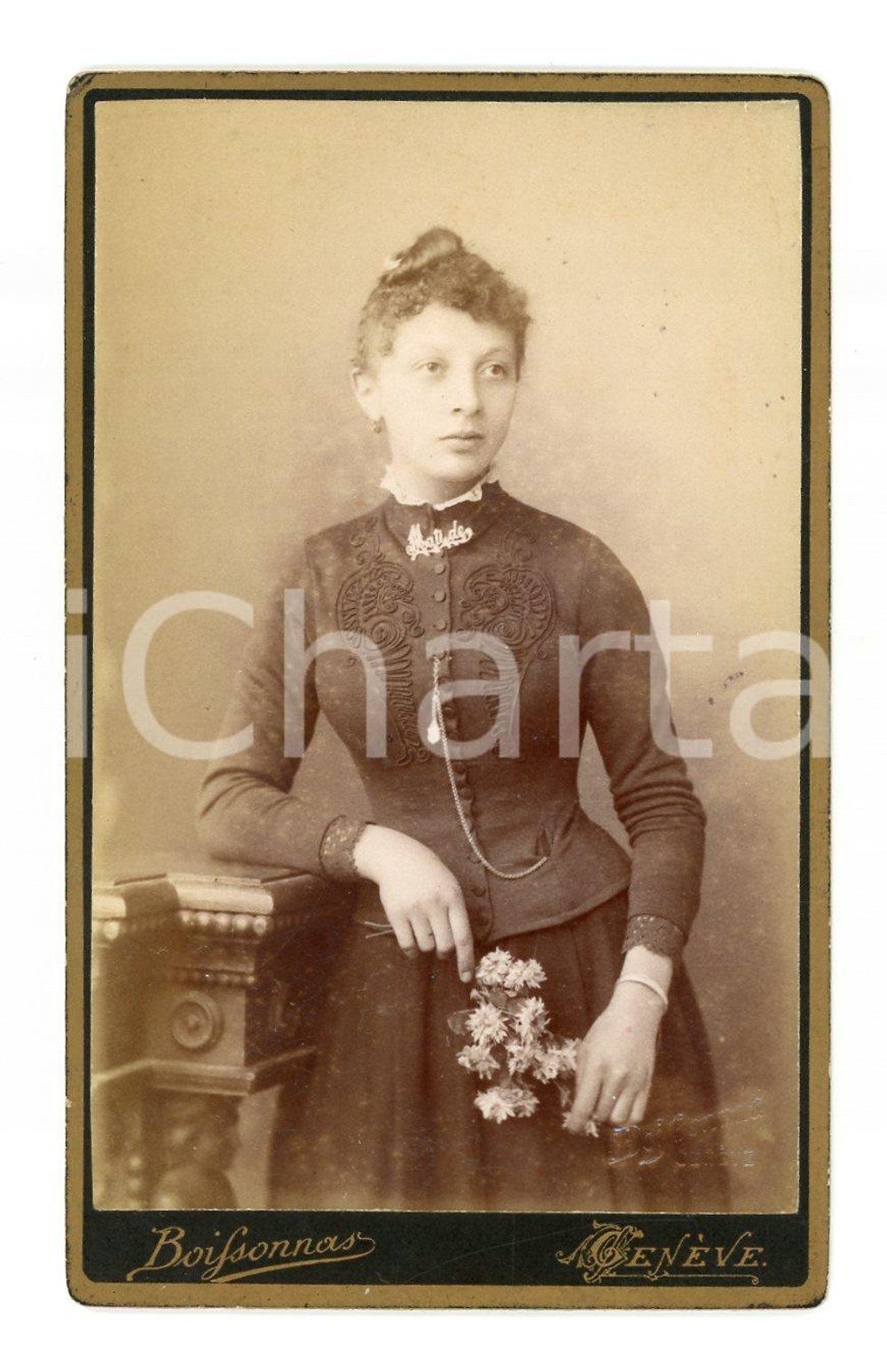 Fotografia d epoca originale 1890 ca GENÈVE Donna con mazzo di fiori  Ritratto CDV Foto BOISSONNAS 1