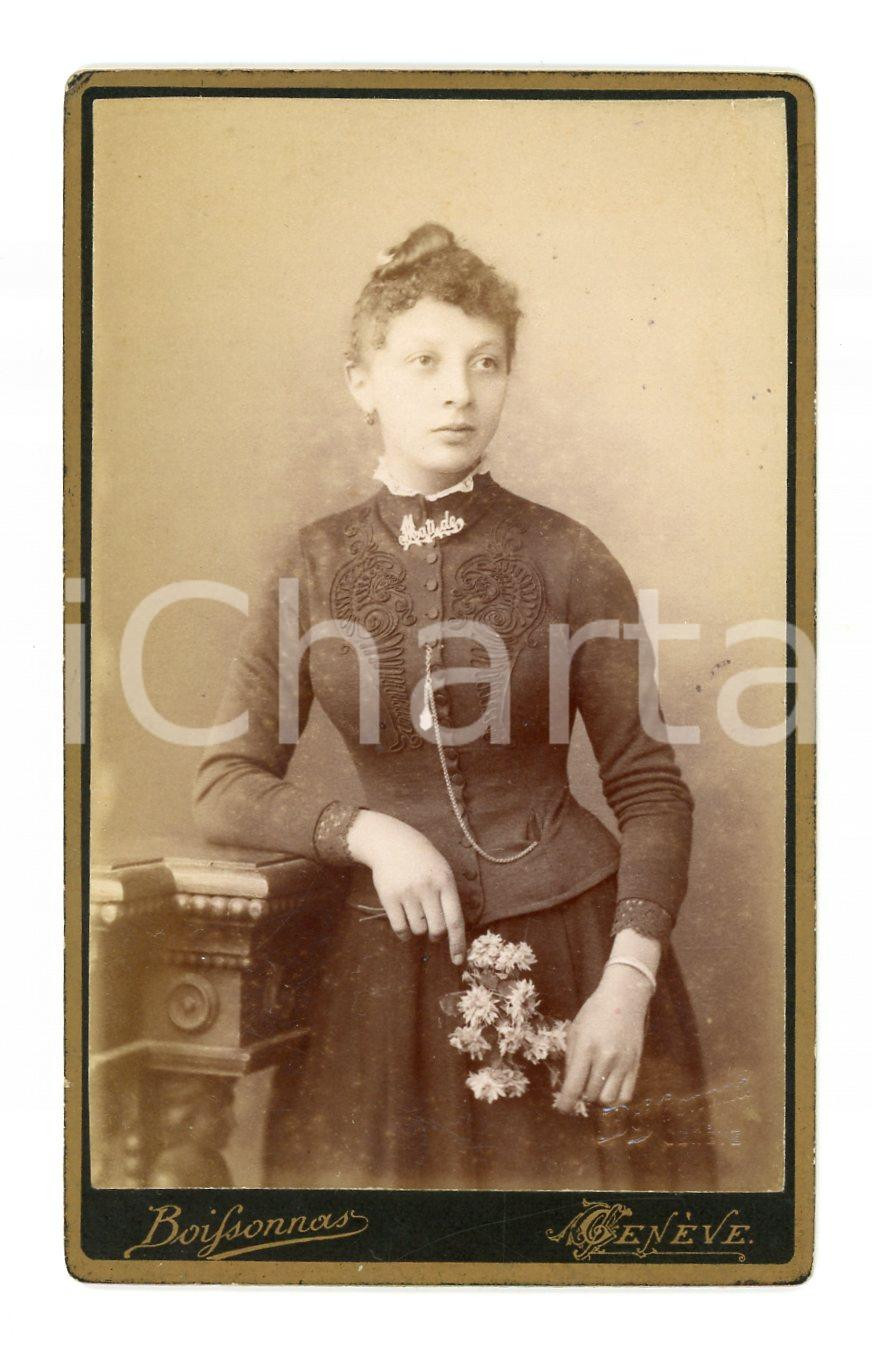 Fotografia d epoca originale 1890 ca GENÈVE Donna con mazzo di fiori  Ritratto CDV Foto BOISSONNAS 1