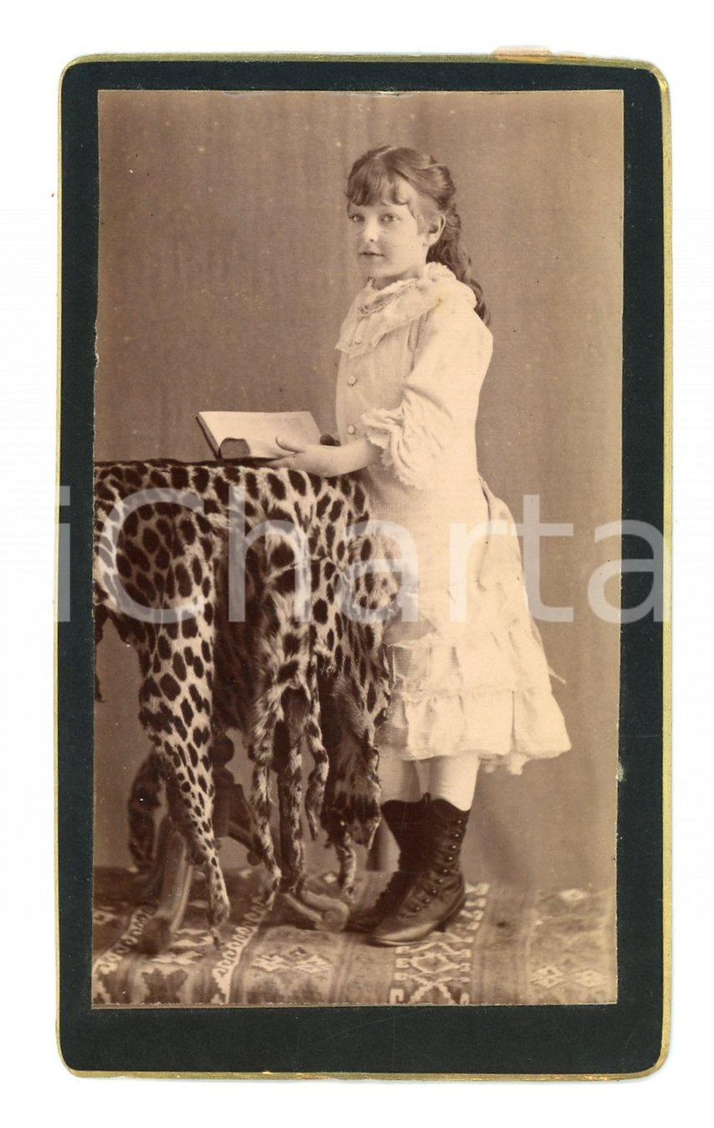 Fotografia d epoca originale 1890 ca Bambina con pelle di leopardo  Ritratto  Foto CDV 1