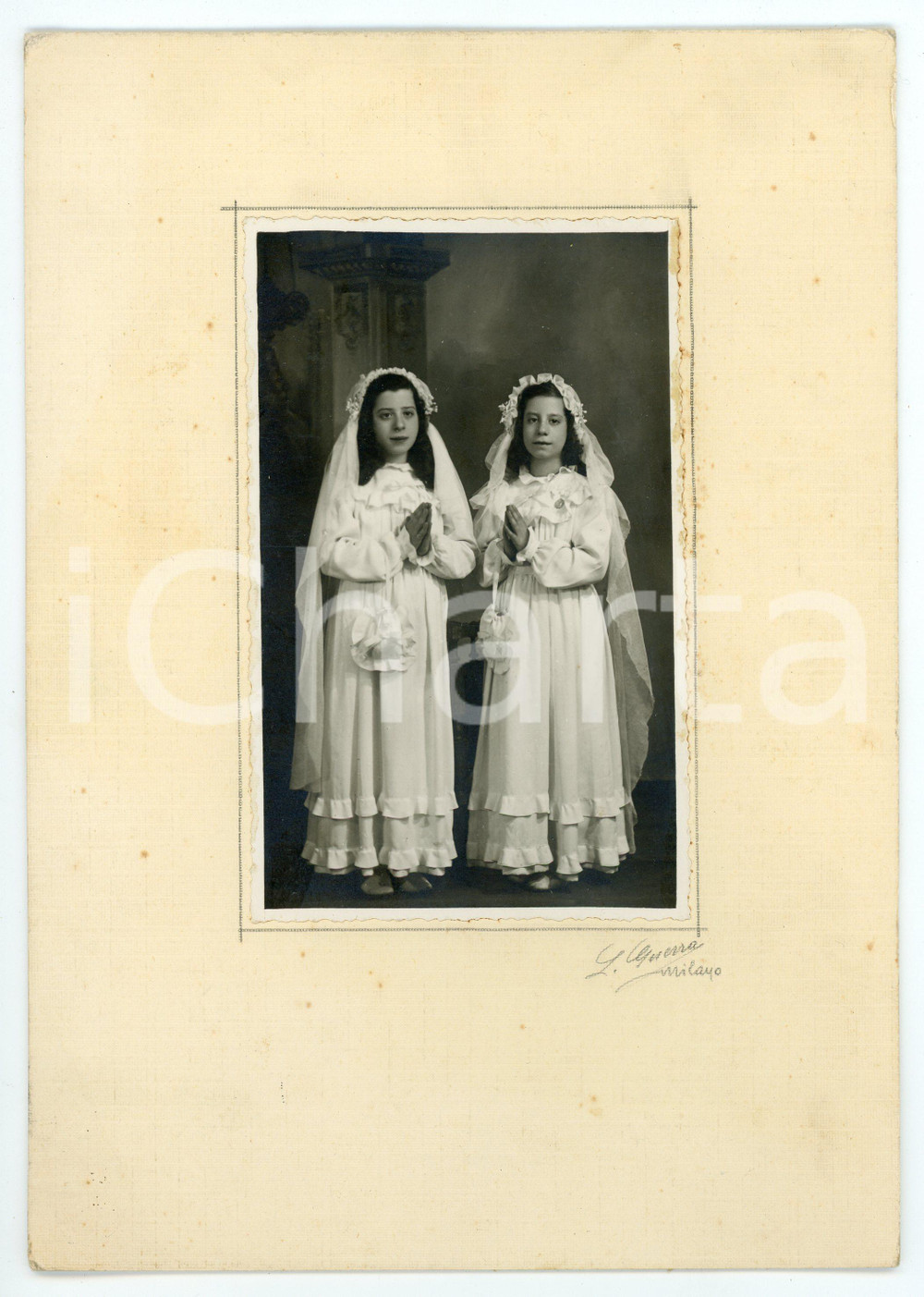 Fotografia d epoca originale 1935 ca MILANO Due gemelle nel giorno della cresima  Foto L. GUERRA 17x24 cm 1