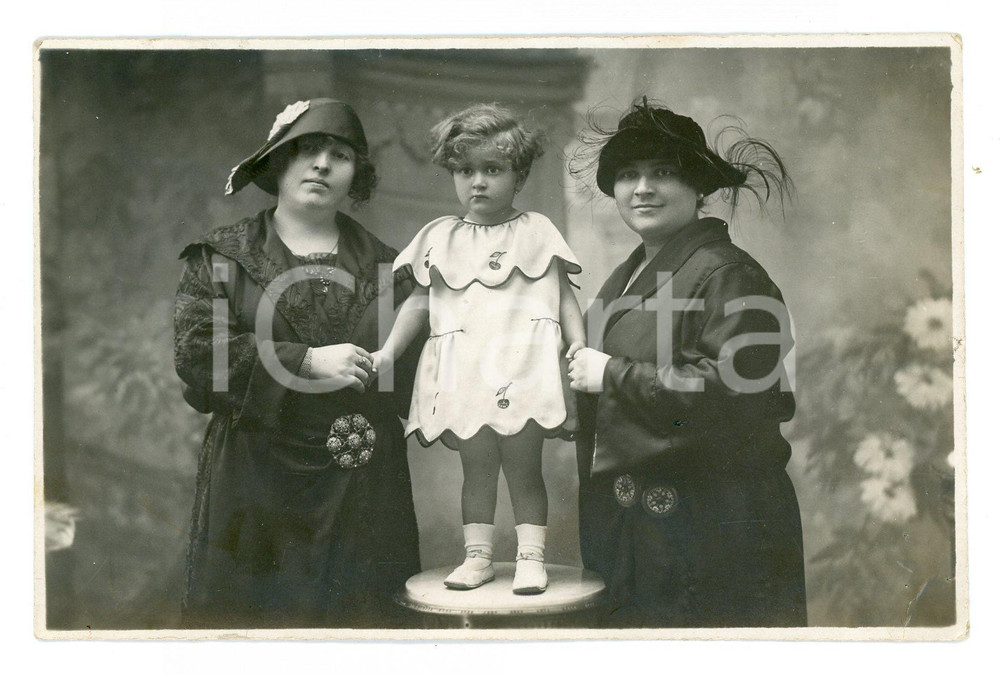 Fotografia d epoca originale 1920 ca MILANO Bambina con vestito con ricamo di ciliegie   Foto G. FARABOLA 1
