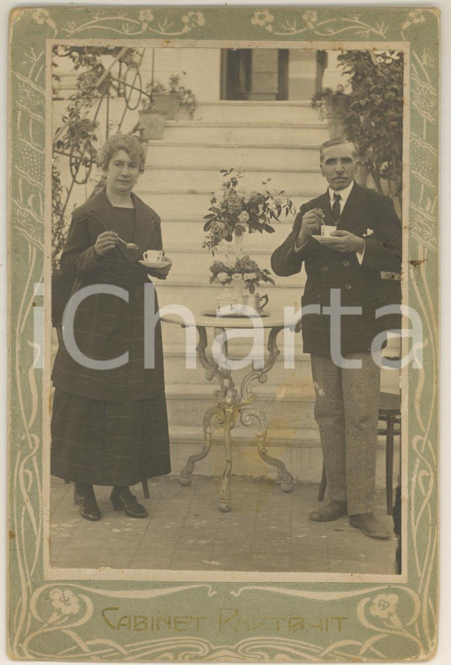 Fotografia d epoca originale 1920 CATANIA Due coniugi prendono il the in cortile Foto COSTUME 11x17 cm 1