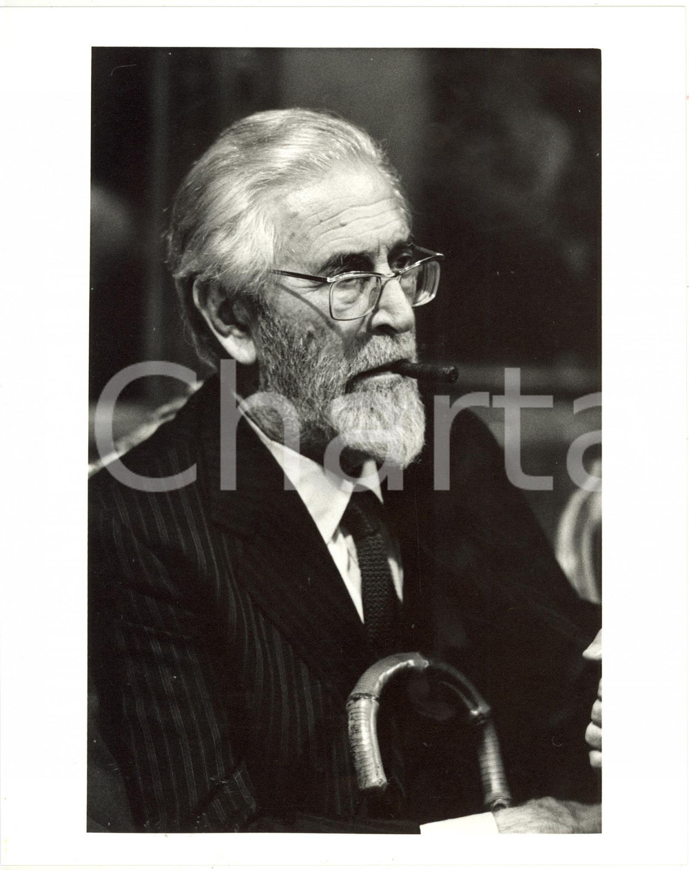 1985 ca ITALIA COSTUME - Scrittore Mario SOLDATI - Ritratto con sigaro *Foto  Fotografia di agenzia. CONDIZIONI: G (lievi difetti di stampa)FORMATO: 20x25 cm     originale e autentica 1