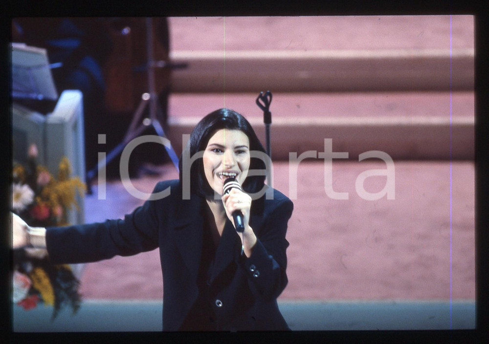 35mm vintage slide*1994 Festival SANREMO Laura PAUSINI canta "Strani Amori" (12)   Diapositiva d'epoca, in formato 35 mm. CONDIZIONI: GOODE' severamente vietata la riproduzione. Tutti i diritti sono riservati. ICharta mette in vendita, sul negozio eBay e in esclusiva sul sito "icharta" il proprio archivio composto da numerose diapositive e negativi fotografici d'epoca, tutti originali e autentici, che attraversano la storia del costume italiano tra gli la fine degli anni Sessanta e Novanta.Si tratta di uno sguardo inedito sull'attualit&agrave;, la politica, la vita quotidiana, il gossip e la cultura, che fotografa il cambiamento della nazione in quest'ultimo scorcio del XX secolo. Un'occasione unica per il mercato del collezionismo, che vede finalmente disponibile un archivio eccezionale per vastit&agrave;, tematiche e condizioni, in un settore (il negativo fotografico e la diapositiva) di assoluta novit&agrave; e dalle interessanti prospettive di investimento.     originale e autentica 1