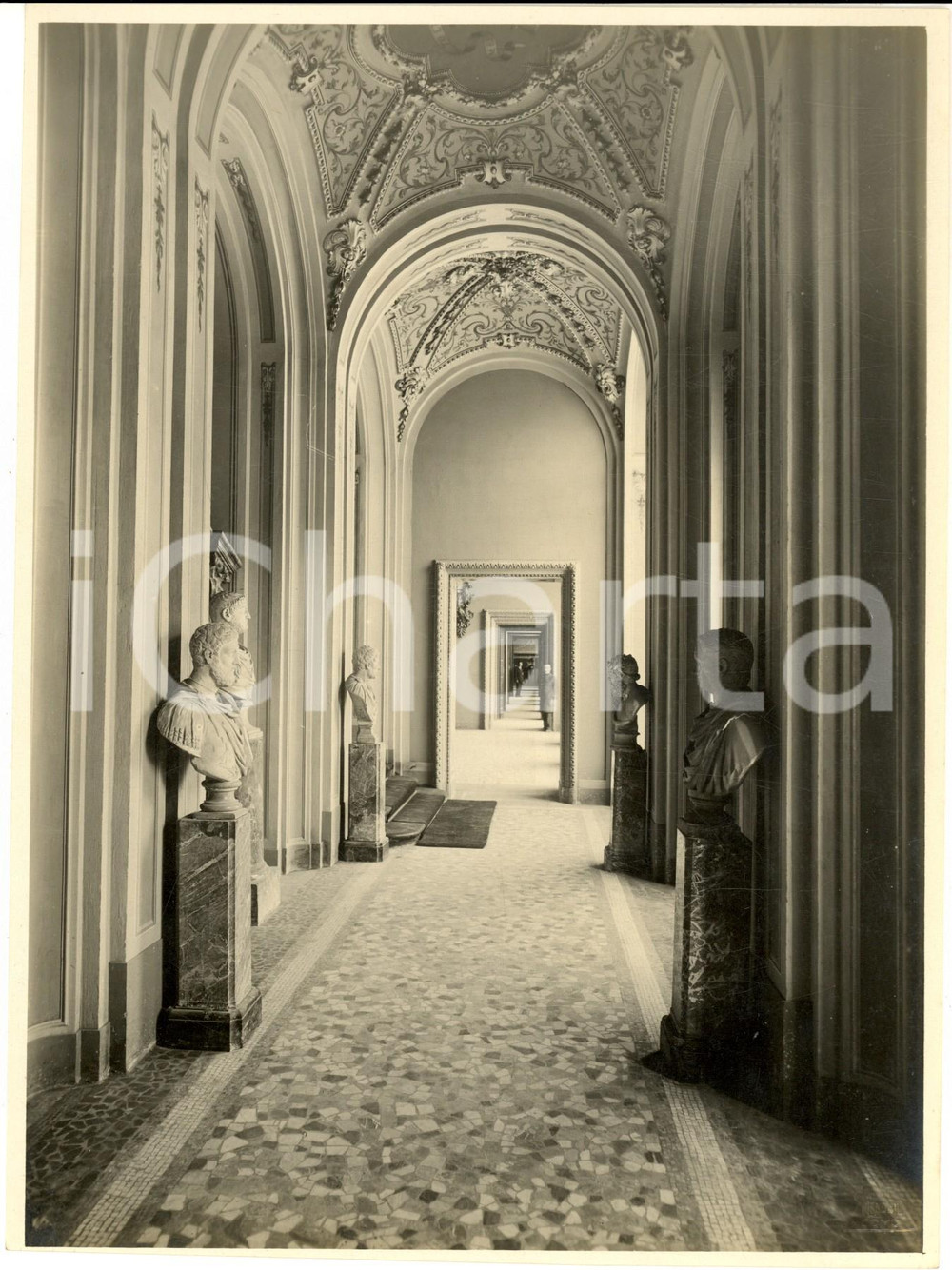 1935 ca COMO Villa OLMO - Mostra scultura - Corridoio con statue *Foto MANDELLI Fotografia d'epoca.DIMENSIONI: 18x24 cm  CONDIZIONI: GFOTOGRAFO: Mandelli - Como  originale e autentica 1
