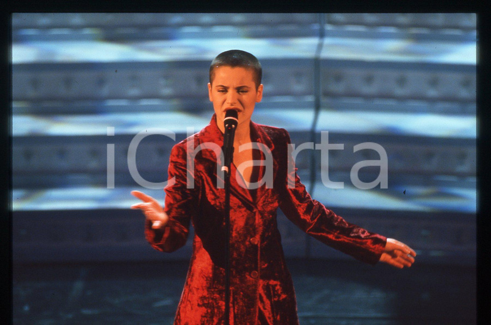 35mm vintage slide* 1997 SANREMO Silvia SALEMI sul palco del Teatro Ariston (7) Diapositiva d'epoca, in formato 35 mm. CONDIZIONI: GOODE' severamente vietata la riproduzione. Tutti i diritti sono riservati. ICharta mette in vendita, sul negozio eBay e in esclusiva sul sito "icharta" il proprio archivio composto da numerose diapositive e negativi fotografici d'epoca, tutti originali e autentici, che attraversano la storia del costume italiano tra gli la fine degli anni Sessanta e Novanta.Si tratta di uno sguardo inedito sull'attualit&agrave;, la politica, la vita quotidiana, il gossip e la cultura, che fotografa il cambiamento della nazione in quest'ultimo scorcio del XX secolo. Un'occasione unica per il mercato del collezionismo, che vede finalmente disponibile un archivio eccezionale per vastit&agrave;, tematiche e condizioni, in un settore (il negativo fotografico e la diapositiva) di assoluta novit&agrave; e dalle interessanti prospettive di investimento.     originale e autentica 1