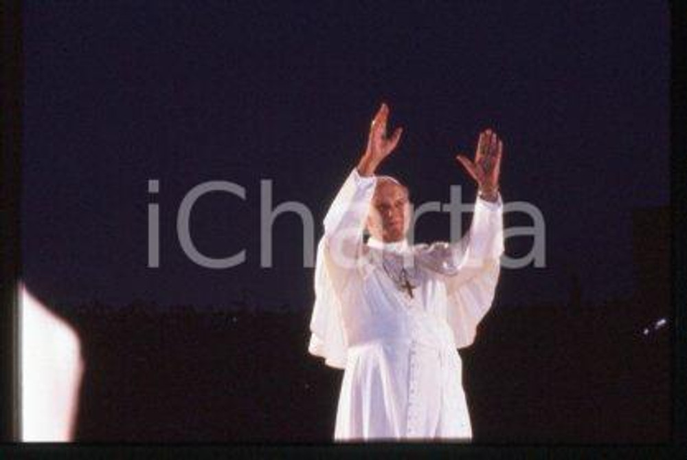 35mm vintage slide* 1986 LYON - FRANCE Giovanni Paolo II  Diapositiva d'epoca, in formato 35 mm.CONDIZIONI: GOODE' severamente vietata la riproduzione. Tutti i diritti sono riservati.Nella diapositiva ICharta mette in vendita, sul negozio eBay e in esclusiva sul sito "icharta" il proprio archivio composto da numerose diapositive e negativi fotografici d'epoca, tutti originali e autentici, che attraversano la storia del costume italiano tra gli la fine degli anni Sessanta e Novanta.Si tratta di uno sguardo inedito sull'attualit&agrave;, la politica, la vita quotidiana, il gossip e la cultura, che fotografa il cambiamento della nazione in quest'ultimo scorcio del XX secolo. Un'occasione unica per il mercato del collezionismo, che vede finalmente disponibile un archivio eccezionale per vastit&agrave;, tematiche e condizioni, in un settore (il negativo fotografico e la diapositiva) di assoluta novit&agrave; e dalle interessanti prospettive di investimento.   FAIR/discreto   originale e autentica 1