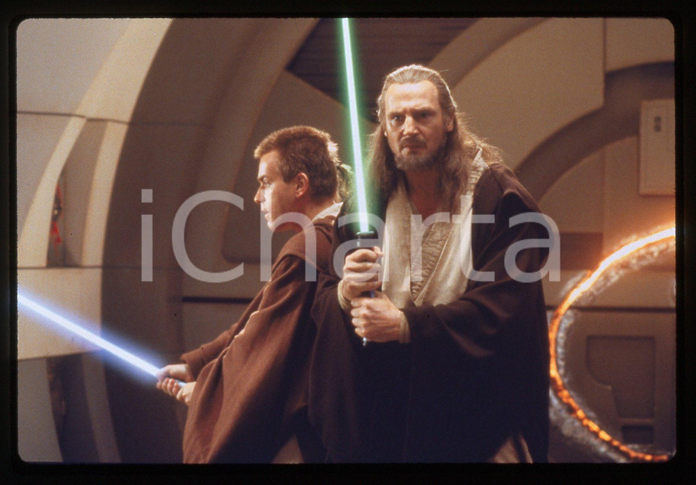 35mm vintage slide* 1999 STAR WARS: THE PHANTOM MENACE Liam NEESON Ewan McGREGOR Nella diapositiva compare anche  Diapositiva d'epoca, in formato 35 mm. CONDIZIONI: GOODE' severamente vietata la riproduzione. Tutti i diritti sono riservati.Nella diapositiva ICharta mette in vendita, sul negozio eBay e in esclusiva sul sito "icharta" il proprio archivio composto da numerose diapositive e negativi fotografici d'epoca, tutti originali e autentici, che attraversano la storia del costume italiano tra gli la fine degli anni Sessanta e Novanta.Si tratta di uno sguardo inedito sull'attualit&agrave;, la politica, la vita quotidiana, il gossip e la cultura, che fotografa il cambiamento della nazione in quest'ultimo scorcio del XX secolo. Un'occasione unica per il mercato del collezionismo, che vede finalmente disponibile un archivio eccezionale per vastit&agrave;, tematiche e condizioni, in un settore (il negativo fotografico e la diapositiva) di assoluta novit&agrave; e dalle interessanti prospettive di investimento.  originale e autentica 1