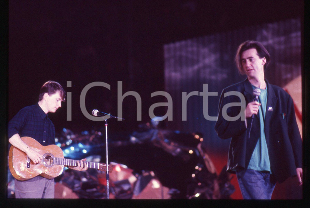 35mm vintage slide*1985ca MUSICA IT'S IMMATERIAL John CAMPBELL Jarvis WHITEHEAD Nella diapositiva compare anche Jarvis Whitehead Diapositiva d'epoca, in formato 35 mm. CONDIZIONI: GOODE' severamente vietata la riproduzione. Tutti i diritti sono riservati.Nella diapositiva ICharta mette in vendita, sul negozio eBay e in esclusiva sul sito "icharta" il proprio archivio composto da numerose diapositive e negativi fotografici d'epoca, tutti originali e autentici, che attraversano la storia del costume italiano tra gli la fine degli anni Sessanta e Novanta.Si tratta di uno sguardo inedito sull'attualit&agrave;, la politica, la vita quotidiana, il gossip e la cultura, che fotografa il cambiamento della nazione in quest'ultimo scorcio del XX secolo. Un'occasione unica per il mercato del collezionismo, che vede finalmente disponibile un archivio eccezionale per vastit&agrave;, tematiche e condizioni, in un settore (il negativo fotografico e la diapositiva) di assoluta novit&agrave; e dalle interessanti prospettive di investimento.  originale e autentica 1