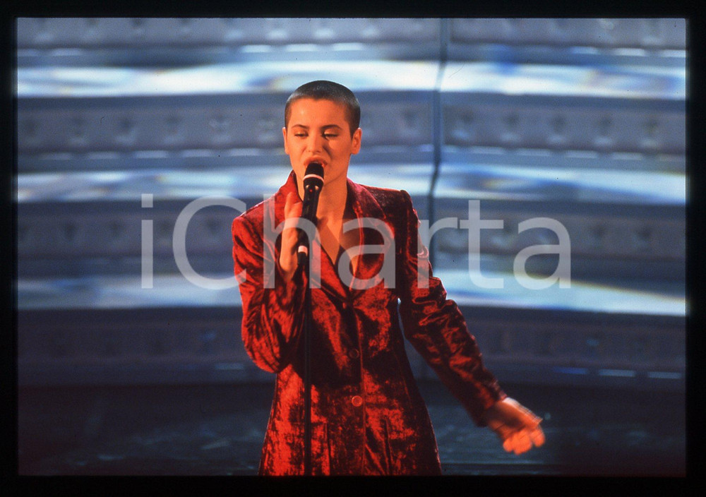 35mm vintage slide* 1997 SANREMO Teatro Ariston - Silvia SALEMI sul palco (10) Diapositiva d'epoca, in formato 35 mm. CONDIZIONI: GOODE' severamente vietata la riproduzione. Tutti i diritti sono riservati. ICharta mette in vendita, sul negozio eBay e in esclusiva sul sito "icharta" il proprio archivio composto da numerose diapositive e negativi fotografici d'epoca, tutti originali e autentici, che attraversano la storia del costume italiano tra gli la fine degli anni Sessanta e Novanta.Si tratta di uno sguardo inedito sull'attualit&agrave;, la politica, la vita quotidiana, il gossip e la cultura, che fotografa il cambiamento della nazione in quest'ultimo scorcio del XX secolo. Un'occasione unica per il mercato del collezionismo, che vede finalmente disponibile un archivio eccezionale per vastit&agrave;, tematiche e condizioni, in un settore (il negativo fotografico e la diapositiva) di assoluta novit&agrave; e dalle interessanti prospettive di investimento.  originale e autentica 1