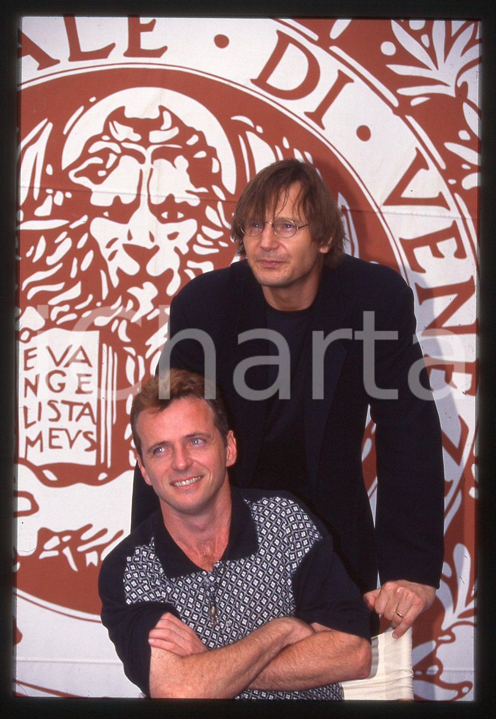 35mm vintage slide* 1996 Festival di VENEZIA Aidan QUINN e Liam NEESON Ritratto   Diapositiva d'epoca, in formato 35 mm.CONDIZIONI: GOODE' severamente vietata la riproduzione. Tutti i diritti sono riservati. ICharta mette in vendita, sul negozio eBay e in esclusiva sul sito "icharta" il proprio archivio composto da numerose diapositive e negativi fotografici d'epoca, tutti originali e autentici, che attraversano la storia del costume italiano tra gli la fine degli anni Sessanta e Novanta.Si tratta di uno sguardo inedito sull'attualit&agrave;, la politica, la vita quotidiana, il gossip e la cultura, che fotografa il cambiamento della nazione in quest'ultimo scorcio del XX secolo. Un'occasione unica per il mercato del collezionismo, che vede finalmente disponibile un archivio eccezionale per vastit&agrave;, tematiche e condizioni, in un settore (il negativo fotografico e la diapositiva) di assoluta novit&agrave; e dalle interessanti prospettive di investimento. CONDIZIONI:GOOD/buono originale e autentica 1