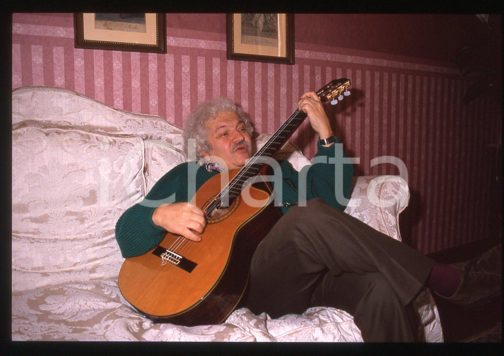 35mm vintage slide* 1995ca ITALIA MUSICA Bruno LAUZI Ritratto con chitarra 22  Diapositiva d'epoca, in formato 35 mm. CONDIZIONI: GOODE' severamente vietata la riproduzione. Tutti i diritti sono riservati.Nella diapositiva ICharta mette in vendita, sul negozio eBay e in esclusiva sul sito "icharta" il proprio archivio composto da numerose diapositive e negativi fotografici d'epoca, tutti originali e autentici, che attraversano la storia del costume italiano tra gli la fine degli anni Sessanta e Novanta.Si tratta di uno sguardo inedito sull'attualit&agrave;, la politica, la vita quotidiana, il gossip e la cultura, che fotografa il cambiamento della nazione in quest'ultimo scorcio del XX secolo. Un'occasione unica per il mercato del collezionismo, che vede finalmente disponibile un archivio eccezionale per vastit&agrave;, tematiche e condizioni, in un settore (il negativo fotografico e la diapositiva) di assoluta novit&agrave; e dalle interessanti prospettive di investimento.  originale e autentica 1