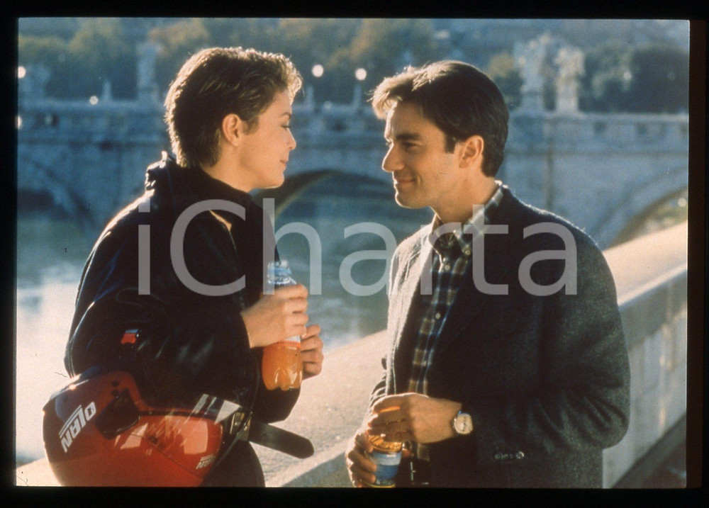 35mm vintage slide*1998 LUI E LEI Vittoria BELVEDERE Enrico MUTTI nella serie   Diapositiva d'epoca, in formato 35 mm. CONDIZIONI: GOODE' severamente vietata la riproduzione. Tutti i diritti sono riservati. ICharta mette in vendita, sul negozio eBay e in esclusiva sul sito "icharta" il proprio archivio composto da numerose diapositive e negativi fotografici d'epoca, tutti originali e autentici, che attraversano la storia del costume italiano tra gli la fine degli anni Sessanta e Novanta.Si tratta di uno sguardo inedito sull'attualit&agrave;, la politica, la vita quotidiana, il gossip e la cultura, che fotografa il cambiamento della nazione in quest'ultimo scorcio del XX secolo. Un'occasione unica per il mercato del collezionismo, che vede finalmente disponibile un archivio eccezionale per vastit&agrave;, tematiche e condizioni, in un settore (il negativo fotografico e la diapositiva) di assoluta novit&agrave; e dalle interessanti prospettive di investimento.  originale e autentica 1