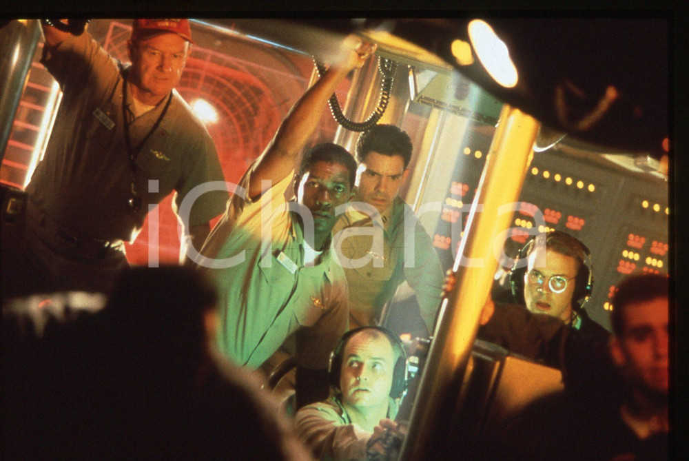 35mm vintage slide*1995 CRIMSON TIDE  Denzel WASHINGTON Gene HACKMAN nel film  Diapositiva d'epoca, in formato 35 mm.Nella diapositiva appaiono anche Michael Milhoan e Scott Grimes. CONDIZIONI: GOODE' severamente vietata la riproduzione. Tutti i diritti sono riservati. ICharta mette in vendita, sul negozio eBay e in esclusiva sul sito "icharta" il proprio archivio composto da numerose diapositive e negativi fotografici d'epoca, tutti originali e autentici, che attraversano la storia del costume italiano tra gli la fine degli anni Sessanta e Novanta.Si tratta di uno sguardo inedito sull'attualit&agrave;, la politica, la vita quotidiana, il gossip e la cultura, che fotografa il cambiamento della nazione in quest'ultimo scorcio del XX secolo. Un'occasione unica per il mercato del collezionismo, che vede finalmente disponibile un archivio eccezionale per vastit&agrave;, tematiche e condizioni, in un settore (il negativo fotografico e la diapositiva) di assoluta novit&agrave; e dalle interessanti prospettive di investimento.  originale e autentica 1