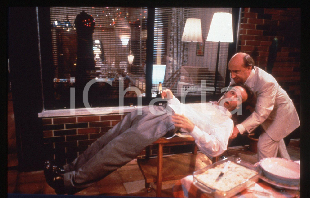 35mm vintage slide*1994 IL MOSTRO Roberto BENIGNI Michel BLANC (2)  Diapositiva d'epoca, in formato 35 mm.  CONDIZIONI: GOODE' severamente vietata la riproduzione. Tutti i diritti sono riservati. ICharta mette in vendita, sul negozio eBay e in esclusiva sul sito "icharta" il proprio archivio composto da numerose diapositive e negativi fotografici d'epoca, tutti originali e autentici, che attraversano la storia del costume italiano tra gli la fine degli anni Sessanta e Novanta.Si tratta di uno sguardo inedito sull'attualit&agrave;, la politica, la vita quotidiana, il gossip e la cultura, che fotografa il cambiamento della nazione in quest'ultimo scorcio del XX secolo. Un'occasione unica per il mercato del collezionismo, che vede finalmente disponibile un archivio eccezionale per vastit&agrave;, tematiche e condizioni, in un settore (il negativo fotografico e la diapositiva) di assoluta novit&agrave; e dalle interessanti prospettive di investimento.  originale e autentica 1