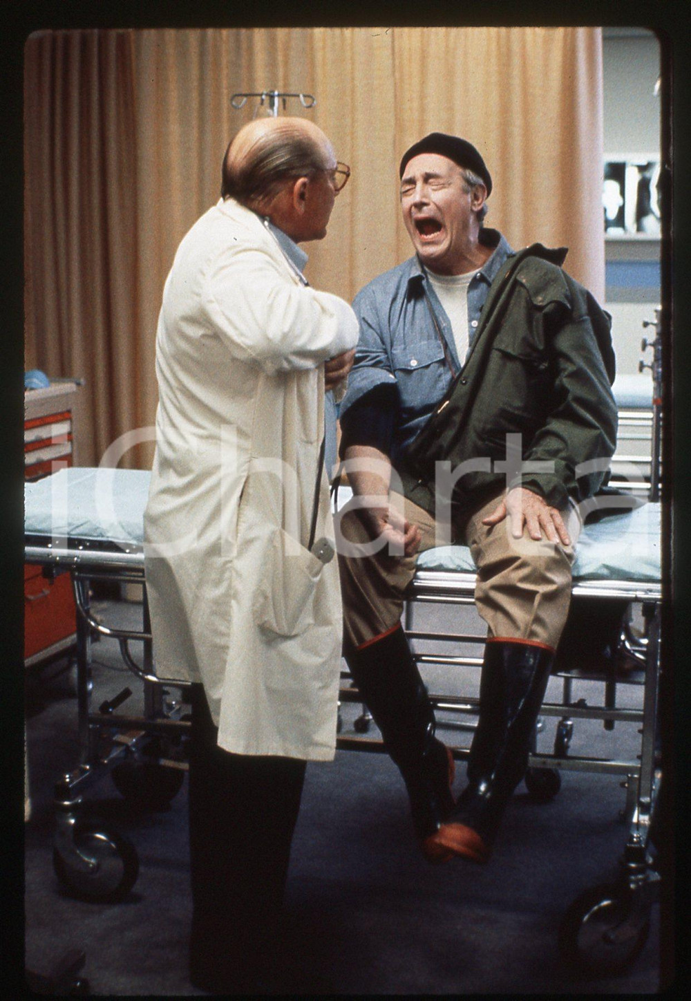 35mm vintage slide*1988 RETURN OF THE LIVING DEAD 2 - James KAREN Scena film  Diapositiva d'epoca, in formato 35 mm. CONDIZIONI: GOODE' severamente vietata la riproduzione. Tutti i diritti sono riservati. ICharta mette in vendita, sul negozio eBay e in esclusiva sul sito "icharta" il proprio archivio composto da numerose diapositive e negativi fotografici d'epoca, tutti originali e autentici, che attraversano la storia del costume italiano tra gli la fine degli anni Sessanta e Novanta.Si tratta di uno sguardo inedito sull'attualit&agrave;, la politica, la vita quotidiana, il gossip e la cultura, che fotografa il cambiamento della nazione in quest'ultimo scorcio del XX secolo. Un'occasione unica per il mercato del collezionismo, che vede finalmente disponibile un archivio eccezionale per vastit&agrave;, tematiche e condizioni, in un settore (il negativo fotografico e la diapositiva) di assoluta novit&agrave; e dalle interessanti prospettive di investimento.  originale e autentica 1