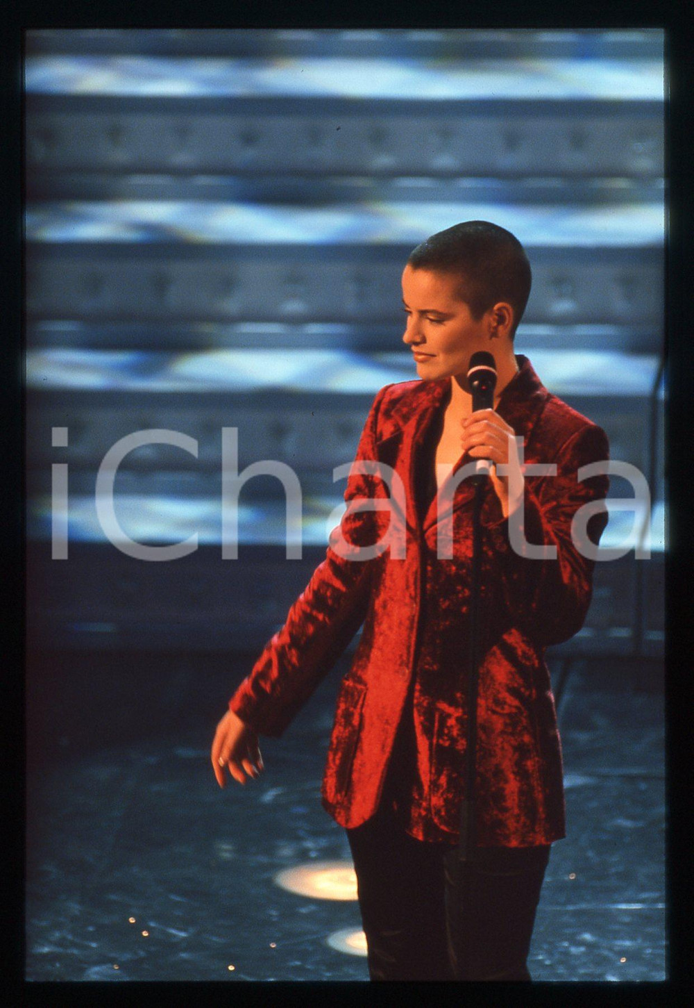 35mm vintage slide* 1997 SANREMO Silvia SALEMI sul palco del Teatro Ariston (13) Diapositiva d'epoca, in formato 35 mm. CONDIZIONI: GOODE' severamente vietata la riproduzione. Tutti i diritti sono riservati. ICharta mette in vendita, sul negozio eBay e in esclusiva sul sito "icharta" il proprio archivio composto da numerose diapositive e negativi fotografici d'epoca, tutti originali e autentici, che attraversano la storia del costume italiano tra gli la fine degli anni Sessanta e Novanta.Si tratta di uno sguardo inedito sull'attualit&agrave;, la politica, la vita quotidiana, il gossip e la cultura, che fotografa il cambiamento della nazione in quest'ultimo scorcio del XX secolo. Un'occasione unica per il mercato del collezionismo, che vede finalmente disponibile un archivio eccezionale per vastit&agrave;, tematiche e condizioni, in un settore (il negativo fotografico e la diapositiva) di assoluta novit&agrave; e dalle interessanti prospettive di investimento.     originale e autentica 1