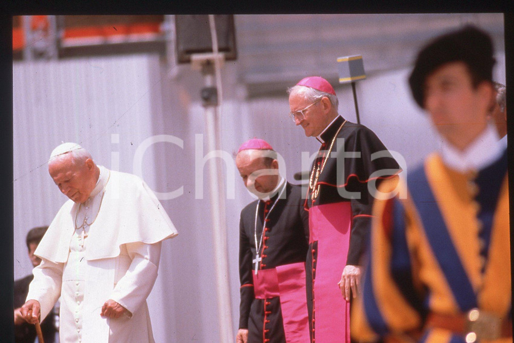35mm vintage slide* 1998 ROMA Papa GIOVANNI PAOLO II Udienza generale 4  Diapositiva d'epoca, in formato 35 mm.CONDIZIONI: GOODE' severamente vietata la riproduzione. Tutti i diritti sono riservati.Nella diapositiva ICharta mette in vendita, sul negozio eBay e in esclusiva sul sito "icharta" il proprio archivio composto da numerose diapositive e negativi fotografici d'epoca, tutti originali e autentici, che attraversano la storia del costume italiano tra gli la fine degli anni Sessanta e Novanta.Si tratta di uno sguardo inedito sull'attualit&agrave;, la politica, la vita quotidiana, il gossip e la cultura, che fotografa il cambiamento della nazione in quest'ultimo scorcio del XX secolo. Un'occasione unica per il mercato del collezionismo, che vede finalmente disponibile un archivio eccezionale per vastit&agrave;, tematiche e condizioni, in un settore (il negativo fotografico e la diapositiva) di assoluta novit&agrave; e dalle interessanti prospettive di investimento.   FAIR/discreto   originale e autentica 1