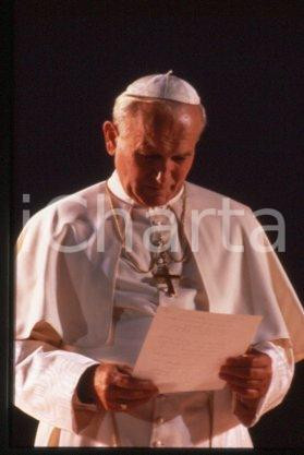 35mm vintage slide* 1986 LYON - FRANCE Papa Giovanni Paolo II (7)  Diapositiva d'epoca, in formato 35 mm.CONDIZIONI: GOODE' severamente vietata la riproduzione. Tutti i diritti sono riservati.Nella diapositiva ICharta mette in vendita, sul negozio eBay e in esclusiva sul sito "icharta" il proprio archivio composto da numerose diapositive e negativi fotografici d'epoca, tutti originali e autentici, che attraversano la storia del costume italiano tra gli la fine degli anni Sessanta e Novanta.Si tratta di uno sguardo inedito sull'attualit&agrave;, la politica, la vita quotidiana, il gossip e la cultura, che fotografa il cambiamento della nazione in quest'ultimo scorcio del XX secolo. Un'occasione unica per il mercato del collezionismo, che vede finalmente disponibile un archivio eccezionale per vastit&agrave;, tematiche e condizioni, in un settore (il negativo fotografico e la diapositiva) di assoluta novit&agrave; e dalle interessanti prospettive di investimento.   FAIR/discreto   originale e autentica 1