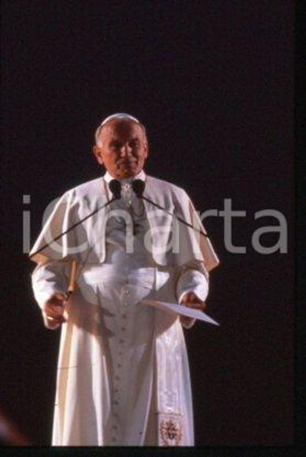 35mm vintage slide* 1986 LYON - FRANCE Giovanni Paolo II (5)  Diapositiva d'epoca, in formato 35 mm.CONDIZIONI: GOODE' severamente vietata la riproduzione. Tutti i diritti sono riservati.Nella diapositiva ICharta mette in vendita, sul negozio eBay e in esclusiva sul sito "icharta" il proprio archivio composto da numerose diapositive e negativi fotografici d'epoca, tutti originali e autentici, che attraversano la storia del costume italiano tra gli la fine degli anni Sessanta e Novanta.Si tratta di uno sguardo inedito sull'attualit&agrave;, la politica, la vita quotidiana, il gossip e la cultura, che fotografa il cambiamento della nazione in quest'ultimo scorcio del XX secolo. Un'occasione unica per il mercato del collezionismo, che vede finalmente disponibile un archivio eccezionale per vastit&agrave;, tematiche e condizioni, in un settore (il negativo fotografico e la diapositiva) di assoluta novit&agrave; e dalle interessanti prospettive di investimento.   FAIR/discreto   originale e autentica 1