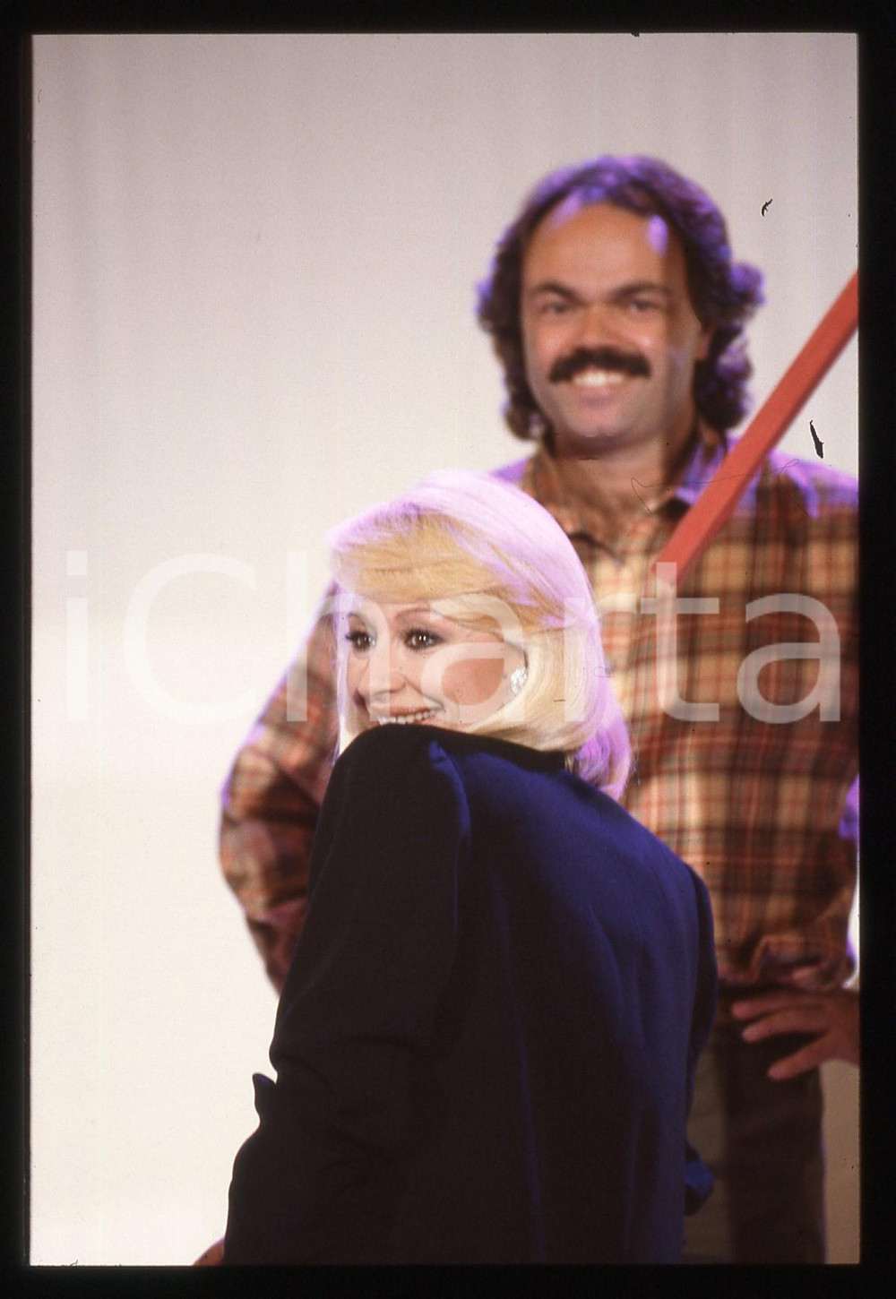 35mm vintage slide* 1991 FANTASTICO 12 - Raffaella CARRA' preparativi per sigla    Diapositiva d'epoca, in formato 35 mm.Nella diapositiva anche Sergio Japino. CONDIZIONI: GOODE' severamente vietata la riproduzione. Tutti i diritti sono riservati. ICharta mette in vendita, sul negozio eBay e in esclusiva sul sito "icharta" il proprio archivio composto da numerose diapositive e negativi fotografici d'epoca, tutti originali e autentici, che attraversano la storia del costume italiano tra gli la fine degli anni Sessanta e Novanta.Si tratta di uno sguardo inedito sull'attualit&agrave;, la politica, la vita quotidiana, il gossip e la cultura, che fotografa il cambiamento della nazione in quest'ultimo scorcio del XX secolo. Un'occasione unica per il mercato del collezionismo, che vede finalmente disponibile un archivio eccezionale per vastit&agrave;, tematiche e condizioni, in un settore (il negativo fotografico e la diapositiva) di assoluta novit&agrave; e dalle interessanti prospettive di investimento.     originale e autentica 1