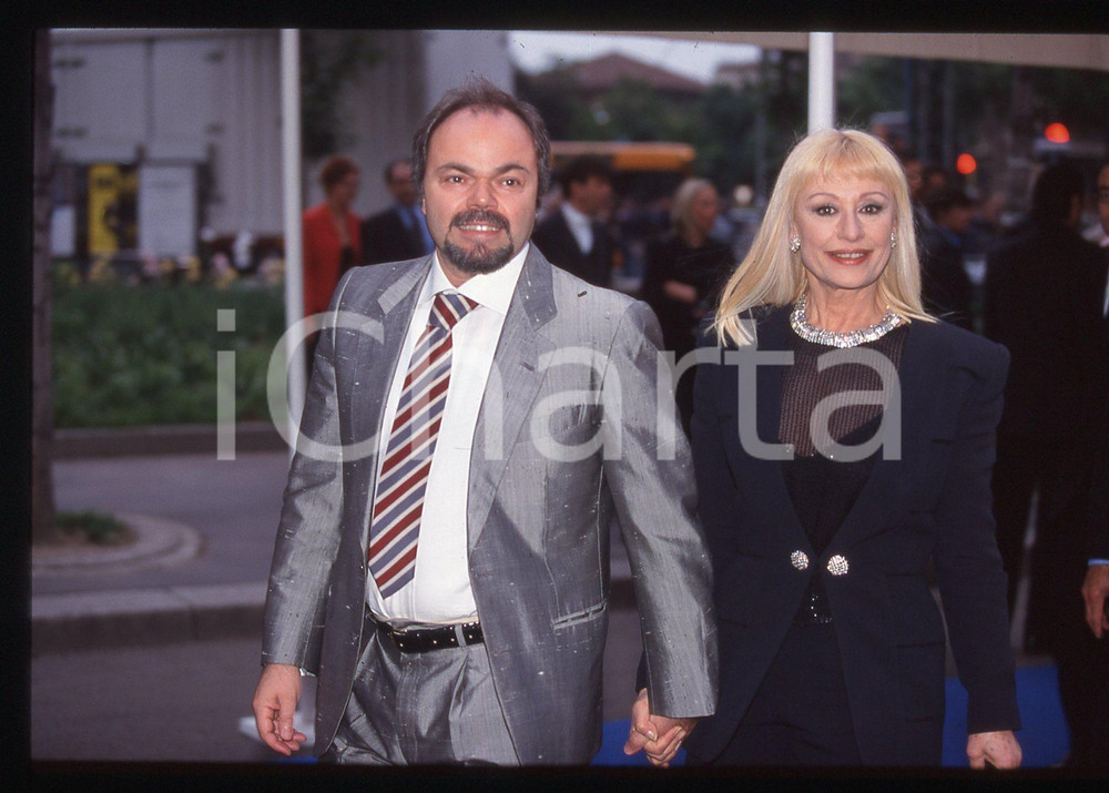 35mm vintage slide* 1998 NOTTE TELEGATTI - Raffaella CARRA' Sergio JAPINO (8)   Diapositiva d'epoca, in formato 35 mm. CONDIZIONI: GOODE' severamente vietata la riproduzione. Tutti i diritti sono riservati. ICharta mette in vendita, sul negozio eBay e in esclusiva sul sito "icharta" il proprio archivio composto da numerose diapositive e negativi fotografici d'epoca, tutti originali e autentici, che attraversano la storia del costume italiano tra gli la fine degli anni Sessanta e Novanta.Si tratta di uno sguardo inedito sull'attualit&agrave;, la politica, la vita quotidiana, il gossip e la cultura, che fotografa il cambiamento della nazione in quest'ultimo scorcio del XX secolo. Un'occasione unica per il mercato del collezionismo, che vede finalmente disponibile un archivio eccezionale per vastit&agrave;, tematiche e condizioni, in un settore (il negativo fotografico e la diapositiva) di assoluta novit&agrave; e dalle interessanti prospettive di investimento.     originale e autentica 1