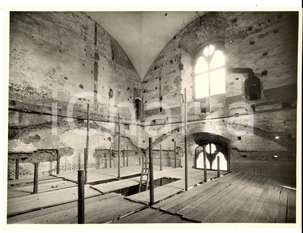 Fotografia d epoca originale 1950 ca PAVIA CASTELLO VISCONTEO Salone durante i restauri FOTO ARTISTICA 1