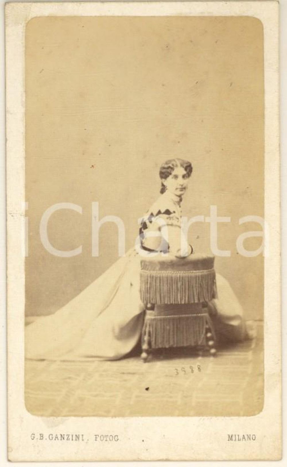 Fotografia d epoca originale 1870 ca MILANO Famiglia FUMAGALLIROSSI  Donna in abito bianco  Foto GANZINI 1