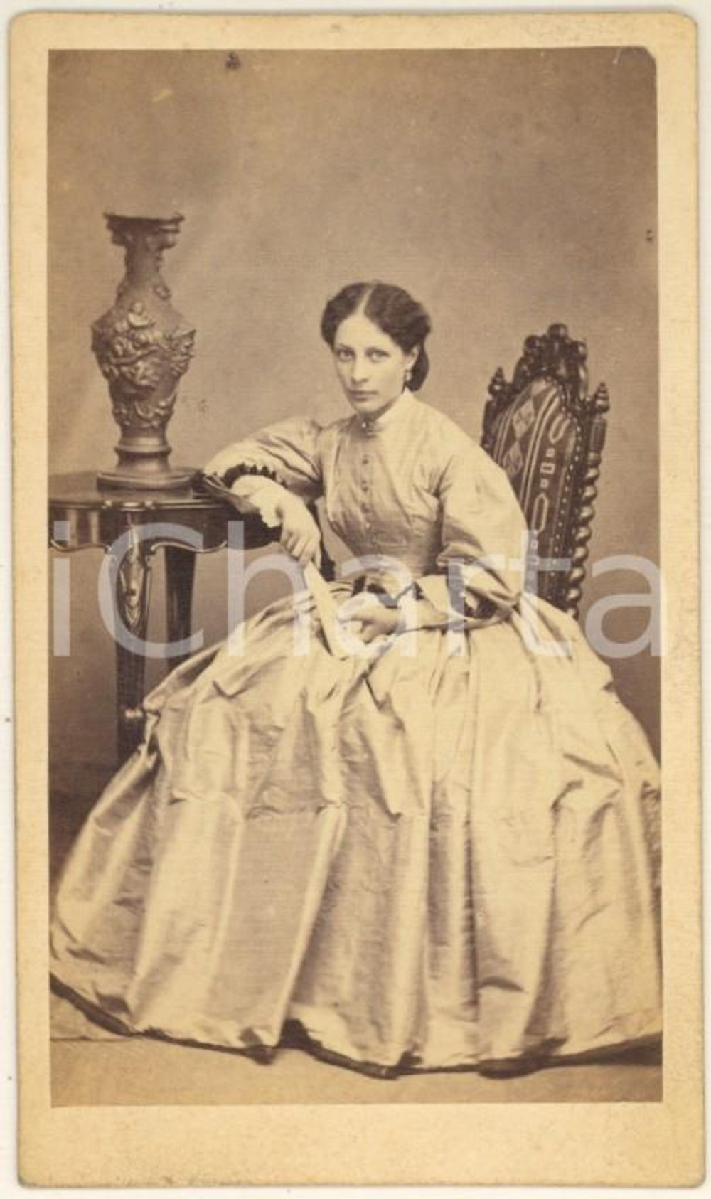 Fotografia d epoca originale 1870 ca MILANO Famiglia ZUCCOLI  Donna con ventaglio  Foto GUSBERTI CDV 1