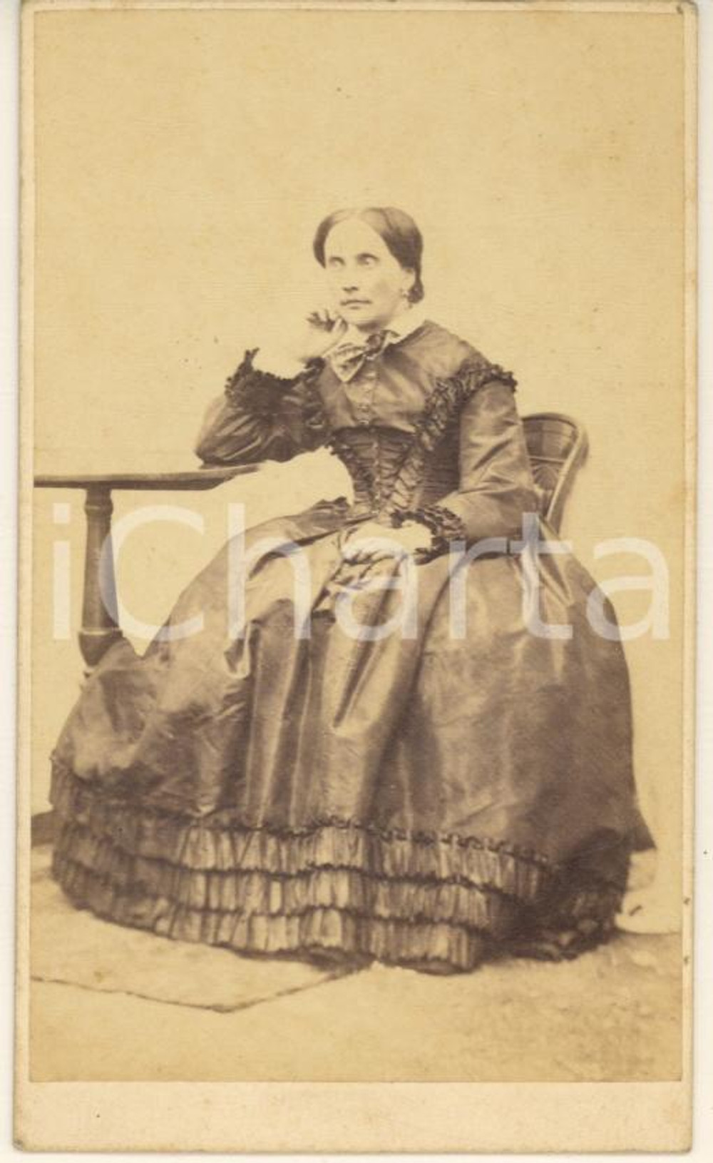 Fotografia d epoca originale 1870 ca Famiglia PENSA  Donna in abito scuro  Ritratto  Foto CDV 1