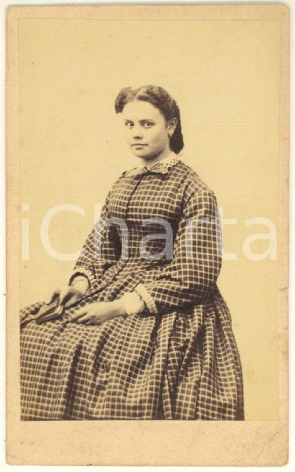 Fotografia d epoca originale 1870 ca Famiglia PENSA  Giovane donna maritata DELL ACQUA  Foto CDV 1