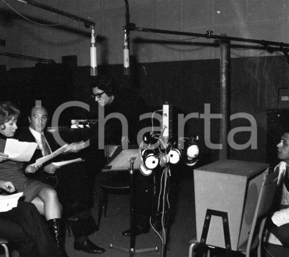 1980 ca Il QUARTETTO CETRA in sala di registrazione NEGATIVO ORIGINALE 12 Negativo originale in bianco e nero su pellicola.  E' SEVERAMENTE VIETATA LA RIPRODUZIONE.TUTTI I DIRITTI SONO RISERVATI.ICharta mette in vendita, sul negozio eBay e in esclusiva sul sito "icharta" il proprio archivio composto da numerose diapositive e negativi fotografici d'epoca, tutti originali e autentici.Si tratta di uno sguardo inedito sull'attualità, la politica, la vita quotidiana, il gossip e la cultura, che fotografa il cambiamento della nazione (e non solo) tra il 1890 ed il 1990 circa. Un'occasione unica per il mercato del collezionismo, che vede finalmente disponibile un archivio eccezionale per vastità, tematiche e condizioni, in un settore (il negativo fotografico e la diapositiva) di assoluta novità e dalle interessanti prospettive di investimento. CONDIZIONI:FAIR/discretoFORMATO: 35mm originale e autentica 1