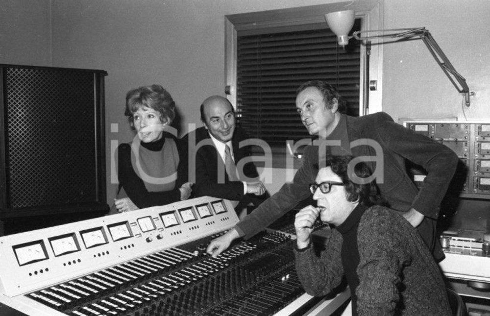 1980 ca Il QUARTETTO CETRA in sala di registrazione NEGATIVO ORIGINALE 15 Negativo originale in bianco e nero su pellicola.  E' SEVERAMENTE VIETATA LA RIPRODUZIONE.TUTTI I DIRITTI SONO RISERVATI.ICharta mette in vendita, sul negozio eBay e in esclusiva sul sito "icharta" il proprio archivio composto da numerose diapositive e negativi fotografici d'epoca, tutti originali e autentici.Si tratta di uno sguardo inedito sull'attualità, la politica, la vita quotidiana, il gossip e la cultura, che fotografa il cambiamento della nazione (e non solo) tra il 1890 ed il 1990 circa. Un'occasione unica per il mercato del collezionismo, che vede finalmente disponibile un archivio eccezionale per vastità, tematiche e condizioni, in un settore (il negativo fotografico e la diapositiva) di assoluta novità e dalle interessanti prospettive di investimento. CONDIZIONI:FAIR/discretoFORMATO: 35mm originale e autentica 1