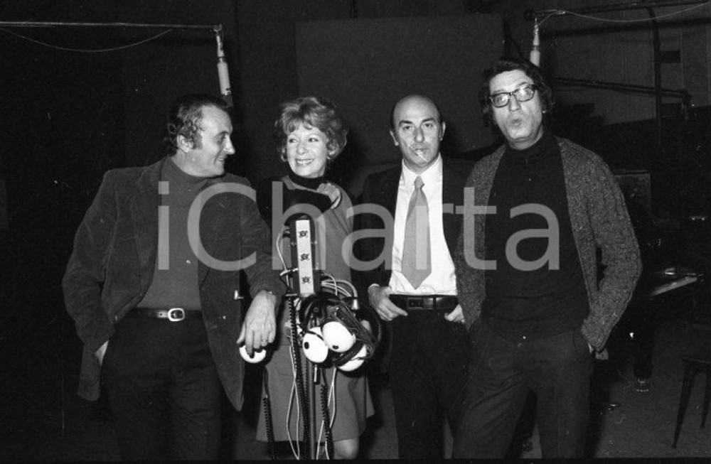 1980 ca Il QUARTETTO CETRA in sala di registrazione NEGATIVO ORIGINALE 21 Negativo originale in bianco e nero su pellicola.  E' SEVERAMENTE VIETATA LA RIPRODUZIONE.TUTTI I DIRITTI SONO RISERVATI.ICharta mette in vendita, sul negozio eBay e in esclusiva sul sito "icharta" il proprio archivio composto da numerose diapositive e negativi fotografici d'epoca, tutti originali e autentici.Si tratta di uno sguardo inedito sull'attualità, la politica, la vita quotidiana, il gossip e la cultura, che fotografa il cambiamento della nazione (e non solo) tra il 1890 ed il 1990 circa. Un'occasione unica per il mercato del collezionismo, che vede finalmente disponibile un archivio eccezionale per vastità, tematiche e condizioni, in un settore (il negativo fotografico e la diapositiva) di assoluta novità e dalle interessanti prospettive di investimento. CONDIZIONI:FAIR/discretoFORMATO: 35mm originale e autentica 1