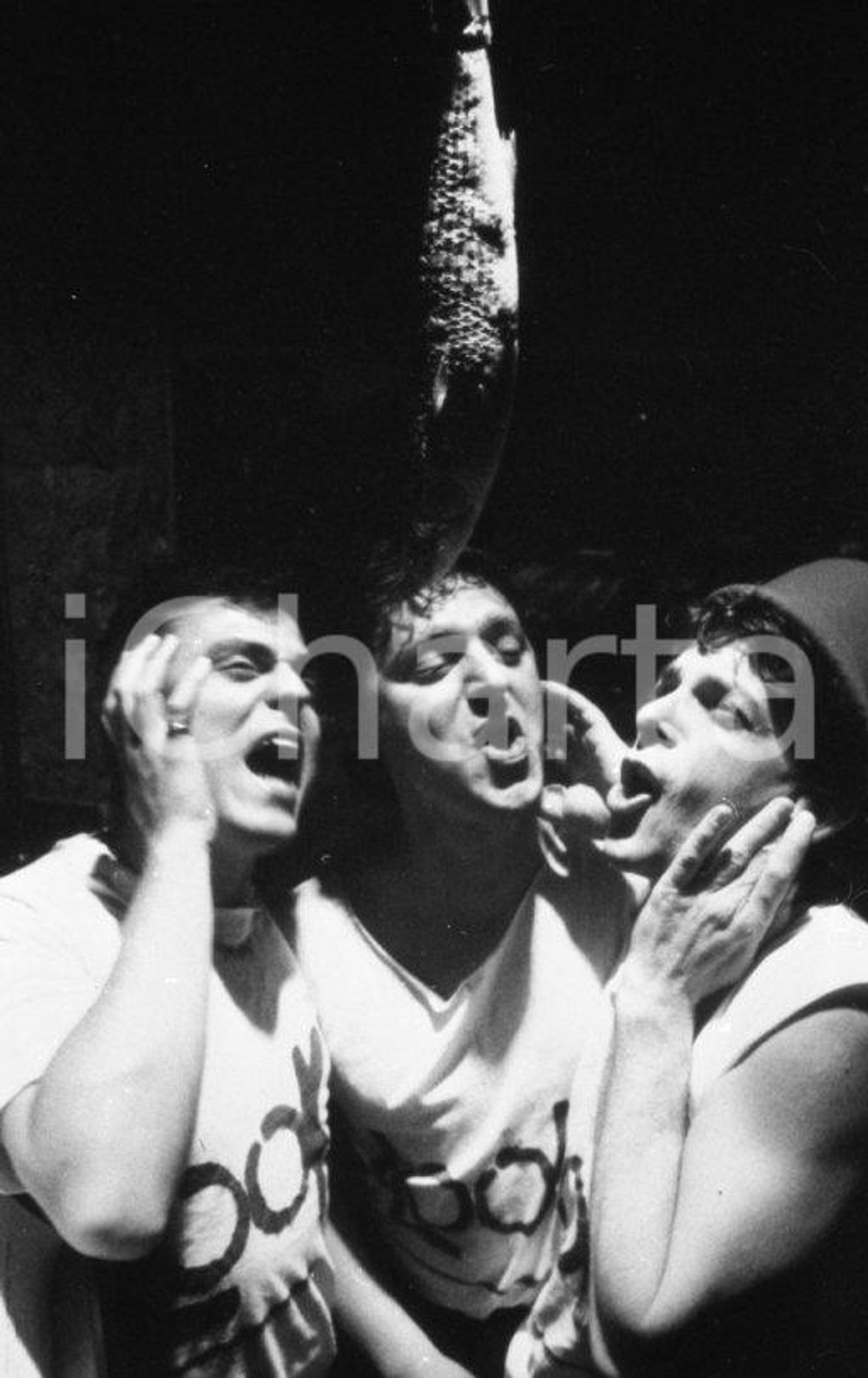 1980 ca SKIANTOS per microfono un pesce, frammento videoclip NEGATIVO ORIGINALE Negativo originale in bianco e nero su pellicola.  E' SEVERAMENTE VIETATA LA RIPRODUZIONE.TUTTI I DIRITTI SONO RISERVATI.ICharta mette in vendita, sul negozio eBay e in esclusiva sul sito "icharta" il proprio archivio composto da numerose diapositive e negativi fotografici d'epoca, tutti originali e autentici.Si tratta di uno sguardo inedito sull'attualità, la politica, la vita quotidiana, il gossip e la cultura, che fotografa il cambiamento della nazione (e non solo) tra il 1890 ed il 1990 circa. Un'occasione unica per il mercato del collezionismo, che vede finalmente disponibile un archivio eccezionale per vastità, tematiche e condizioni, in un settore (il negativo fotografico e la diapositiva) di assoluta novità e dalle interessanti prospettive di investimento. CONDIZIONI:FAIR/discretoFORMATO: 35mm originale e autentica 1