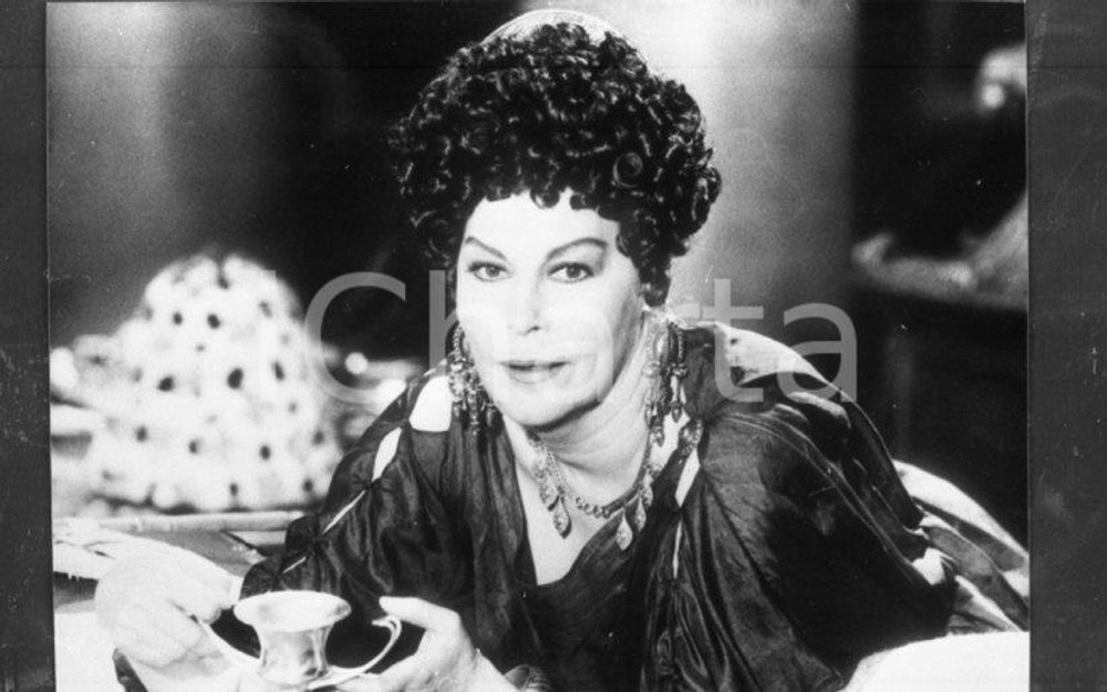 1985 Ava GARDNER Agrippina in "Anno Domini" frammento NEGATIVO ORIGINALE 1 Negativo originale in bianco e nero su pellicola.  E' SEVERAMENTE VIETATA LA RIPRODUZIONE.TUTTI I DIRITTI SONO RISERVATI.ICharta mette in vendita, sul negozio eBay e in esclusiva sul sito "icharta" il proprio archivio composto da numerose diapositive e negativi fotografici d'epoca, tutti originali e autentici.Si tratta di uno sguardo inedito sull'attualità, la politica, la vita quotidiana, il gossip e la cultura, che fotografa il cambiamento della nazione (e non solo) tra il 1890 ed il 1990 circa. Un'occasione unica per il mercato del collezionismo, che vede finalmente disponibile un archivio eccezionale per vastità, tematiche e condizioni, in un settore (il negativo fotografico e la diapositiva) di assoluta novità e dalle interessanti prospettive di investimento. CONDIZIONI:FAIR/discretoFORMATO: 35mm originale e autentica 1