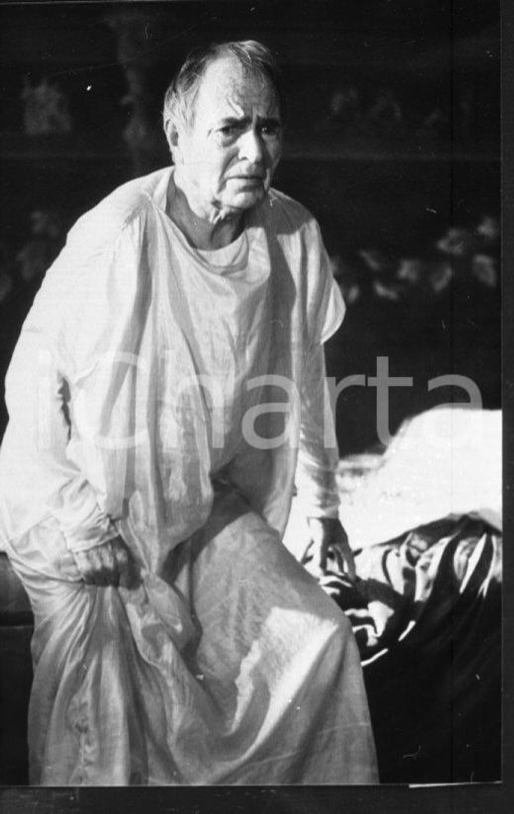 1985 James MASON Tiberio in "Anno Domini" frammento NEGATIVO ORIGINALE 3 Negativo originale in bianco e nero su pellicola.  E' SEVERAMENTE VIETATA LA RIPRODUZIONE.TUTTI I DIRITTI SONO RISERVATI.ICharta mette in vendita, sul negozio eBay e in esclusiva sul sito "icharta" il proprio archivio composto da numerose diapositive e negativi fotografici d'epoca, tutti originali e autentici.Si tratta di uno sguardo inedito sull'attualità, la politica, la vita quotidiana, il gossip e la cultura, che fotografa il cambiamento della nazione (e non solo) tra il 1890 ed il 1990 circa. Un'occasione unica per il mercato del collezionismo, che vede finalmente disponibile un archivio eccezionale per vastità, tematiche e condizioni, in un settore (il negativo fotografico e la diapositiva) di assoluta novità e dalle interessanti prospettive di investimento. CONDIZIONI:FAIR/discretoFORMATO: 35mm originale e autentica 1