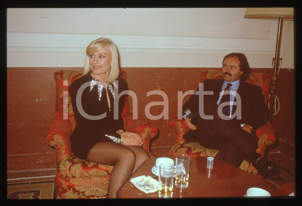Fotografia d epoca originale 35mm vintage slide 1985ca Raffaella CARRA  ritratta con Sergio JAPINO 6 1