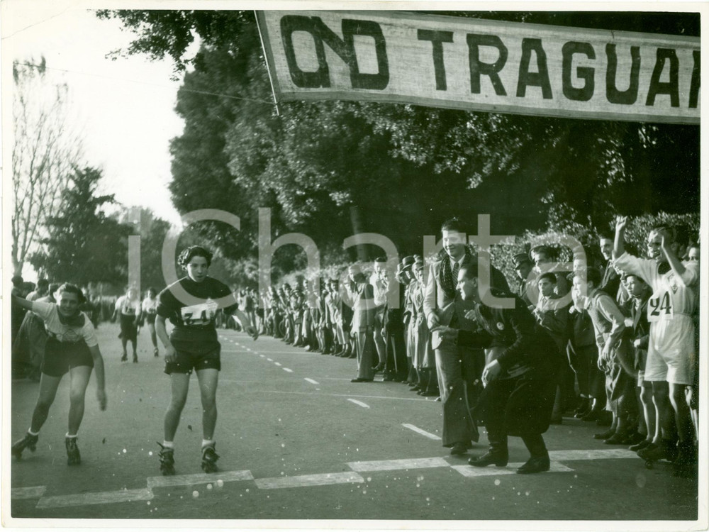 Fotografia d epoca originale 1938 FIRENZE Campionati pattinaggio OND Atleti al traguardo FOTOGRAFIA 1